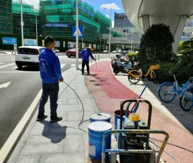 東莞市中心2號橋彩色透水混凝土噴油進行中！