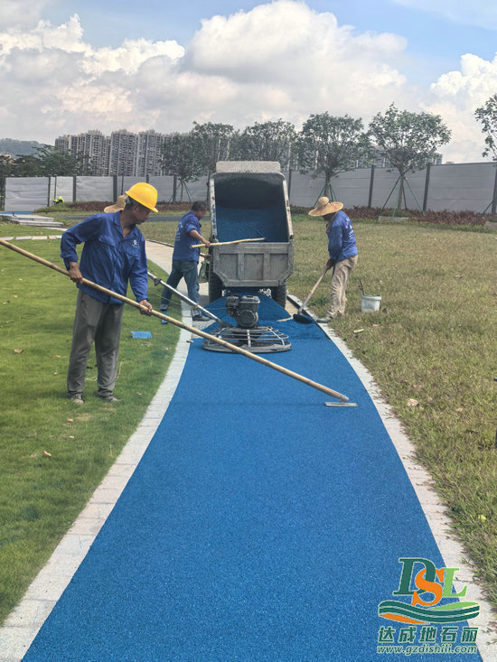 【廣州地石麗】新塘公園上城彩色透水瀝青開(kāi)始施工啦！